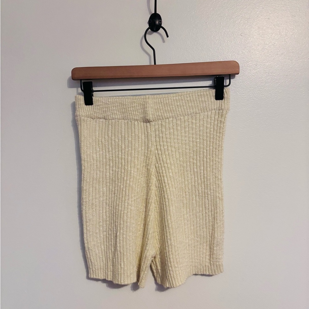 Cream high waisted stretchy ribbed high rise shorts size small